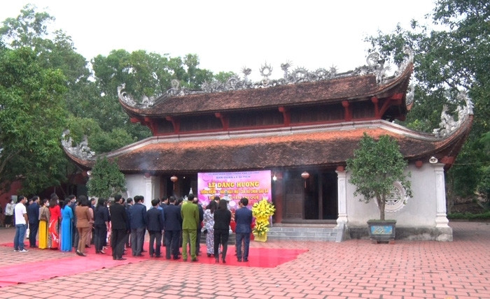 Dâng hương tưởng niệm 367 năm ngày mất nữ tiến sĩ Nguyễn Thị Duệ